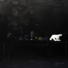 Jos&eacute; De Le&oacute;n. El oso y la luna. :: 2004.  97x130cm.  óleo/lino